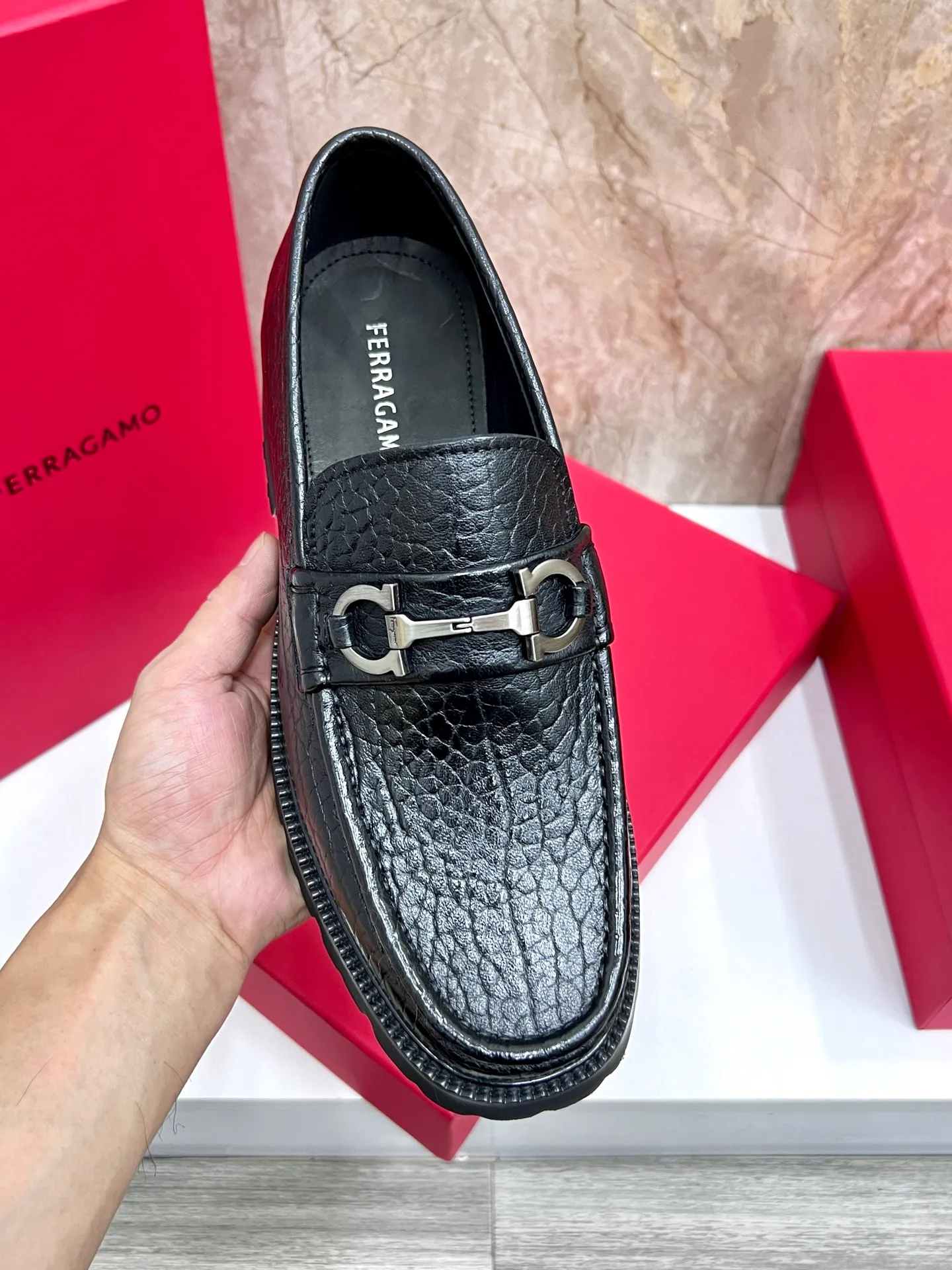 Original quality P580 Brand: Ferragamo Standard size: Men's size 38/44 (45.46 can be customized) Grade: Same style as the official website High-quality men's shoes Material: Customized first-layer calfskin with water-dyed cowhide lining Cowhide tiptoe Original non-slip and wear-resistant rubber outsole Style category: Men's formal business leather shoes are young and fashionable European and American trends British style Casual matching and comfortable feet Color: actual picture